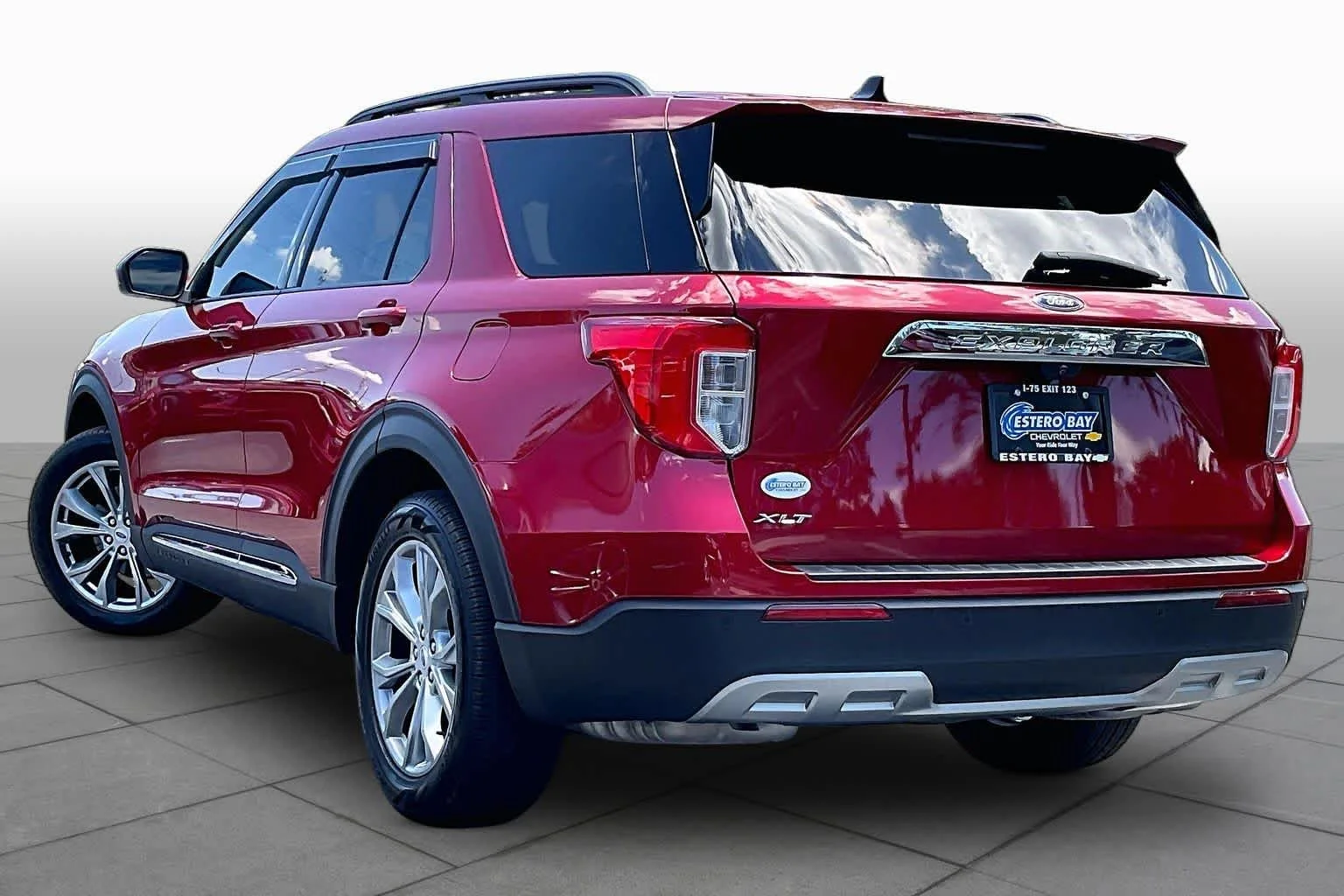 Used 2023 Rapid Red Metallic Tinted Clearcoat Ford XLT image 22