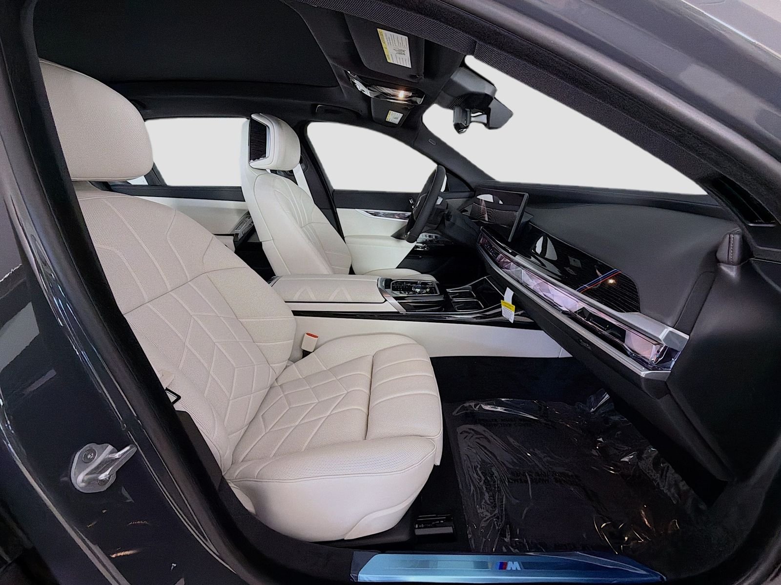 New 2026 Dravit Grey Metallic BMW xDrive60 image 29