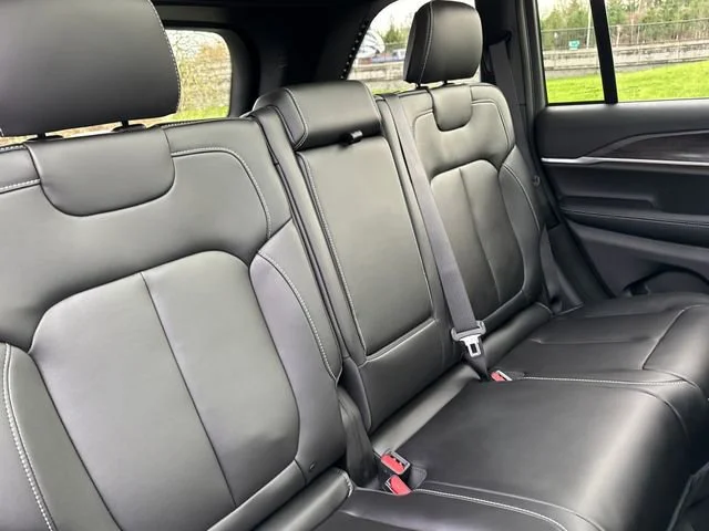 New 2025 Diamond Black Crystal Pearl-Coat Exterior Paint Jeep Limited image 23