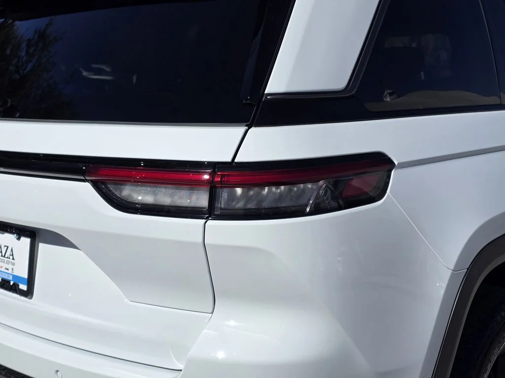 New 2026 Bright White Clear-Coat Exterior Paint Jeep Limited image 8