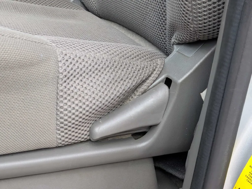 Used 2016 Silver Nissan SV image 18
