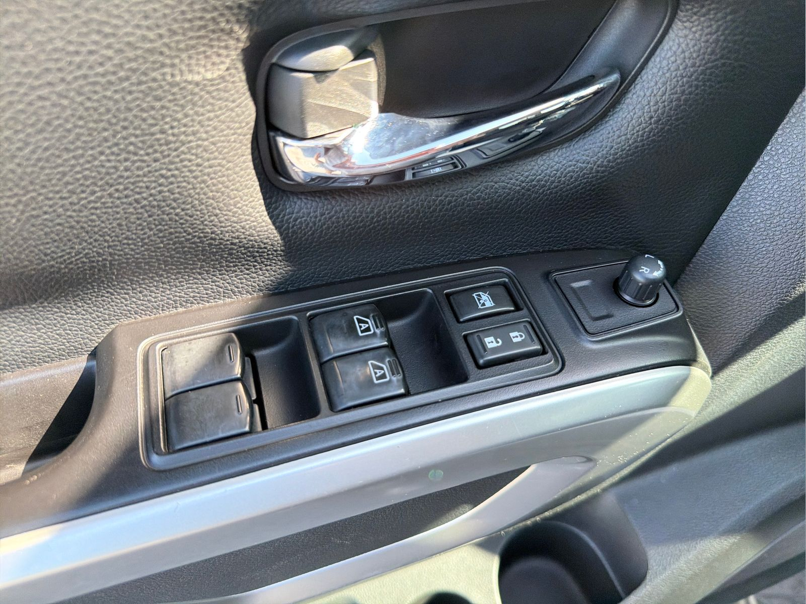 Used 2017 White Nissan SV image 23
