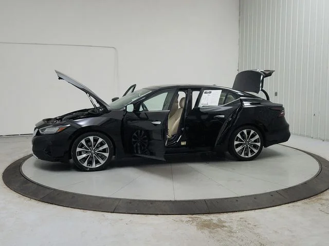 Used 2022 Black Nissan Platinum image 13