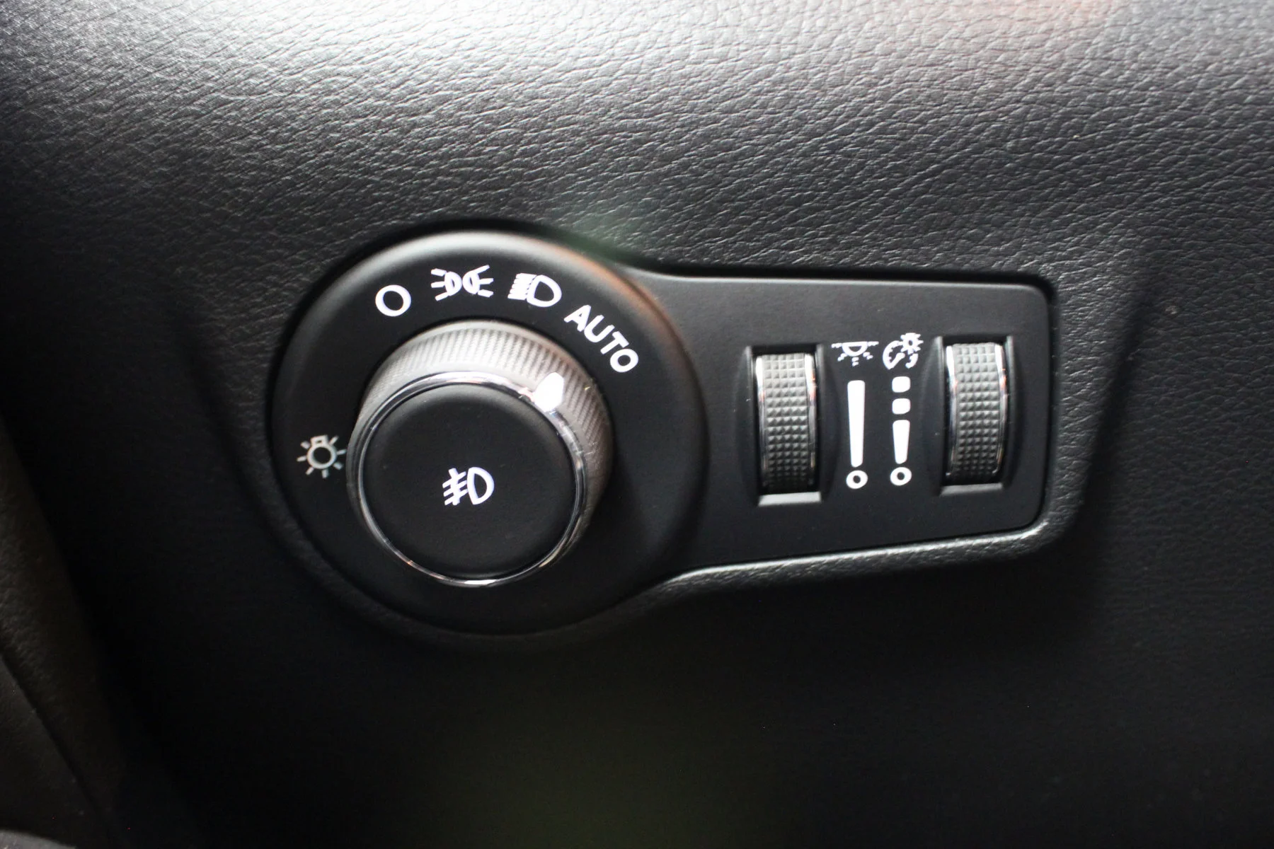 New 2026 Diamond Black Crystal Pearl-Coat Exterior Paint Jeep Latitude Altitude 4x4 image 10