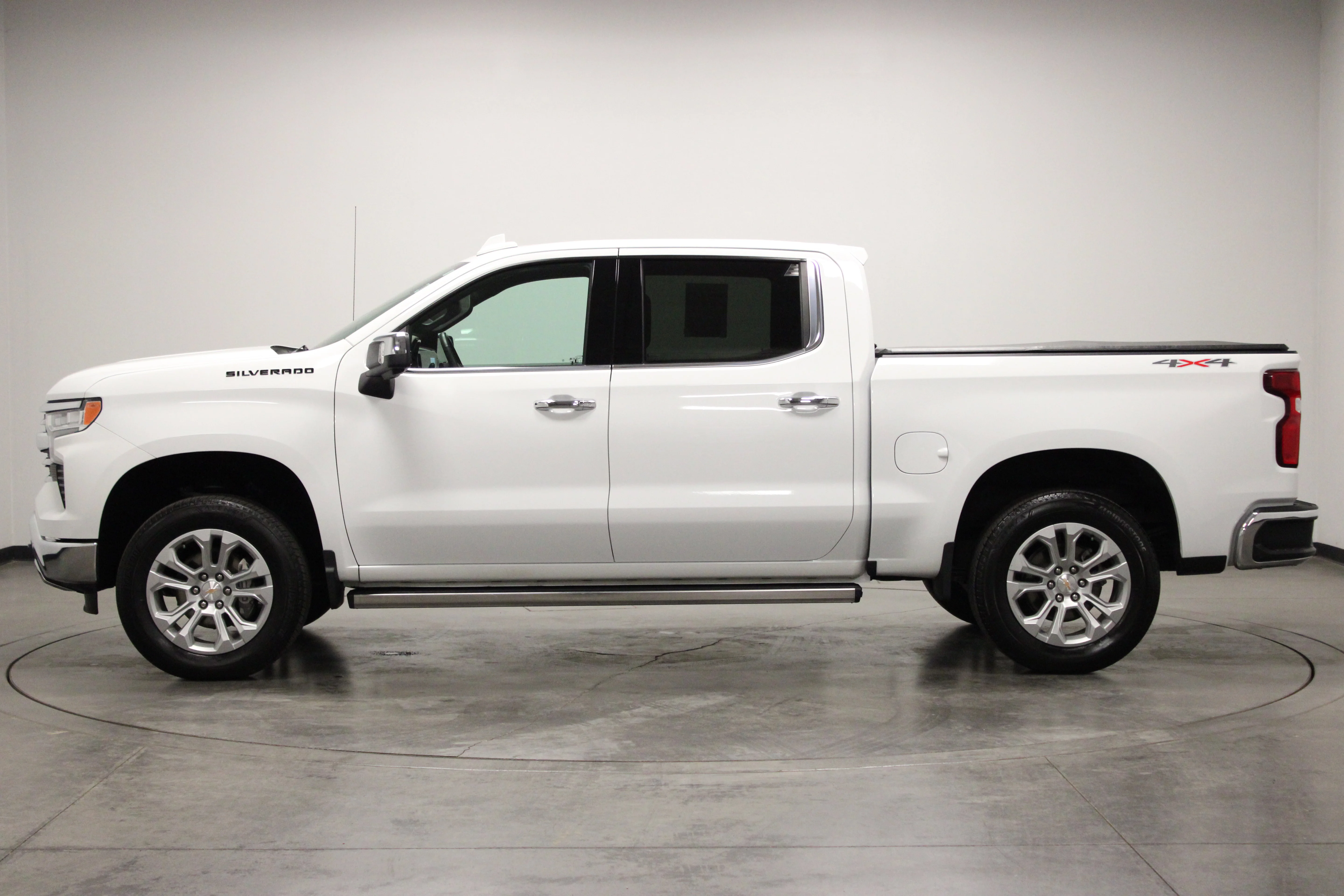 Used 2025 Summit White Chevrolet LTZ image 5
