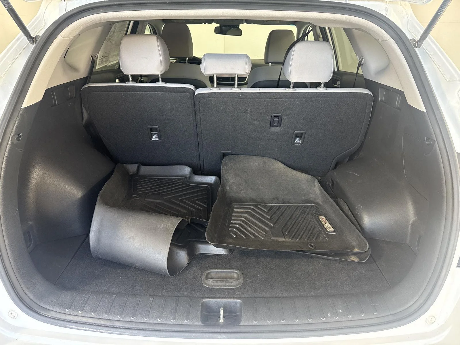 Used 2019 White Pearl Hyundai SE image 7