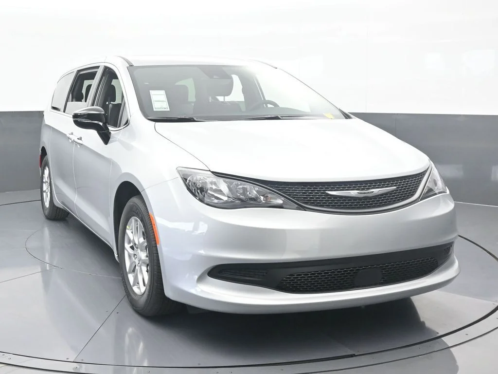 2026 Chrysler Voyager LX - Photo 9