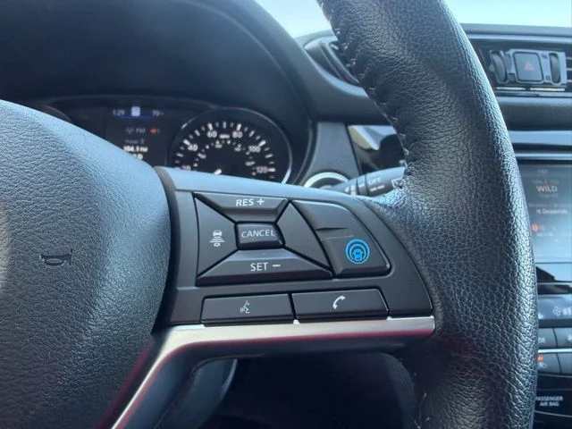 Used 2022 Red Nissan SL image 17