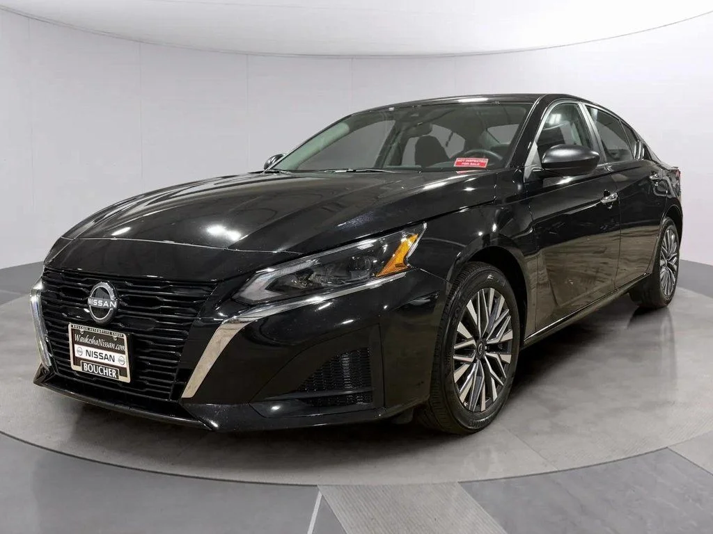 Certified Used 2025 Super Black Nissan 2.5 SV image 7