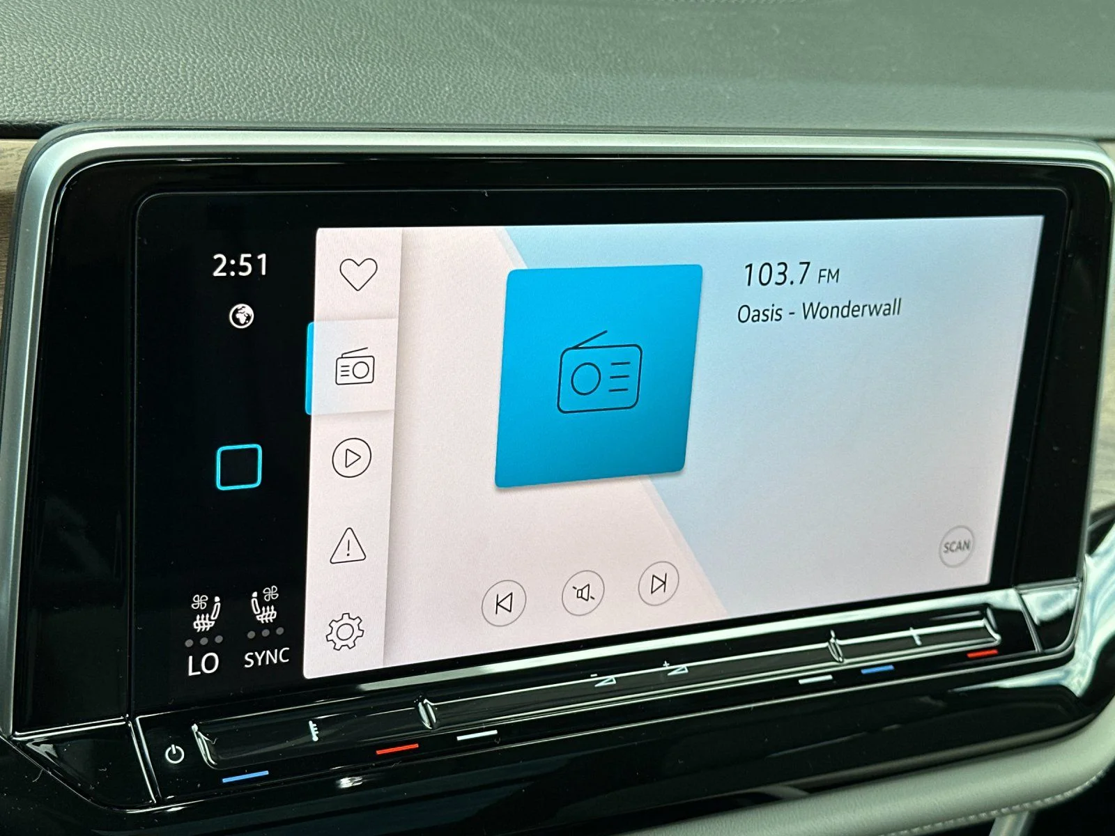 New 2026 Silver Volkswagen SE w/Technology image 18