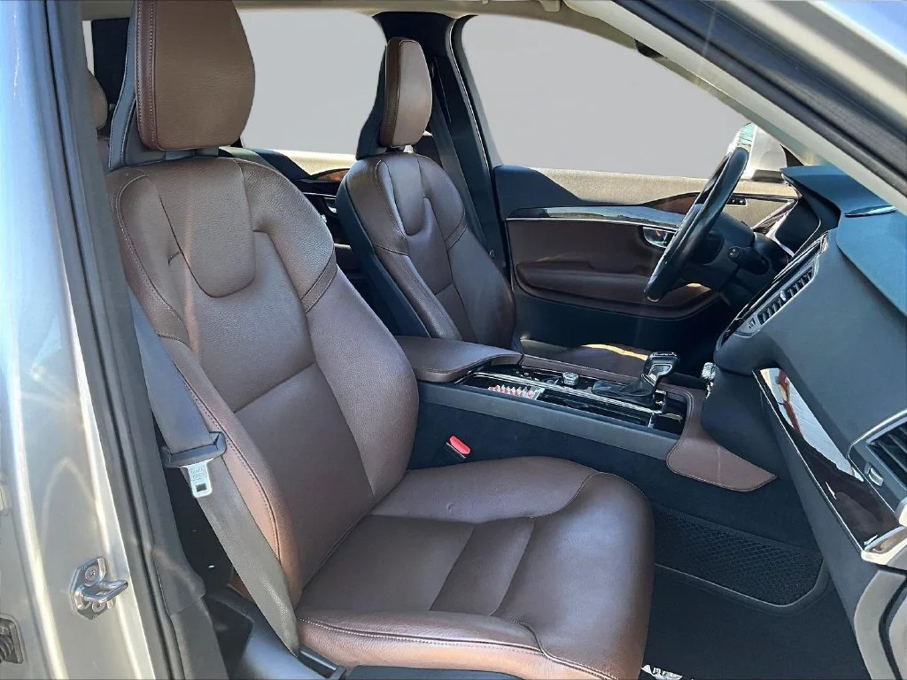 Used 2019 Silver Volvo T6 Momentum image 32