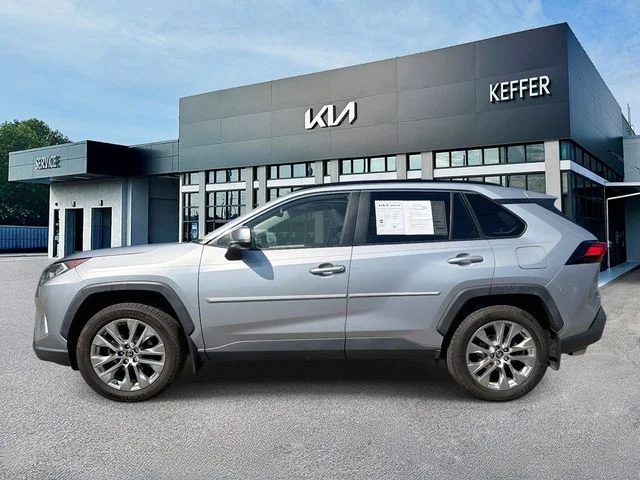 Used 2019 Silver Toyota XLE Premium image 5