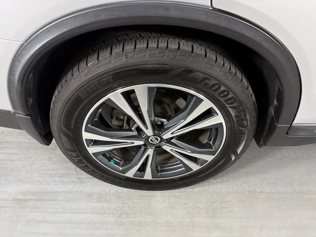 Used 2018 Silver Nissan Hybrid SL image 11