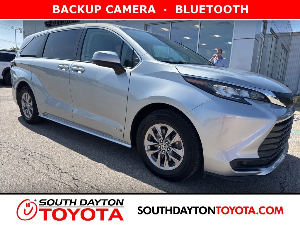2021 Toyota Sienna LE 8-Passenger Hybrid FWD's photo