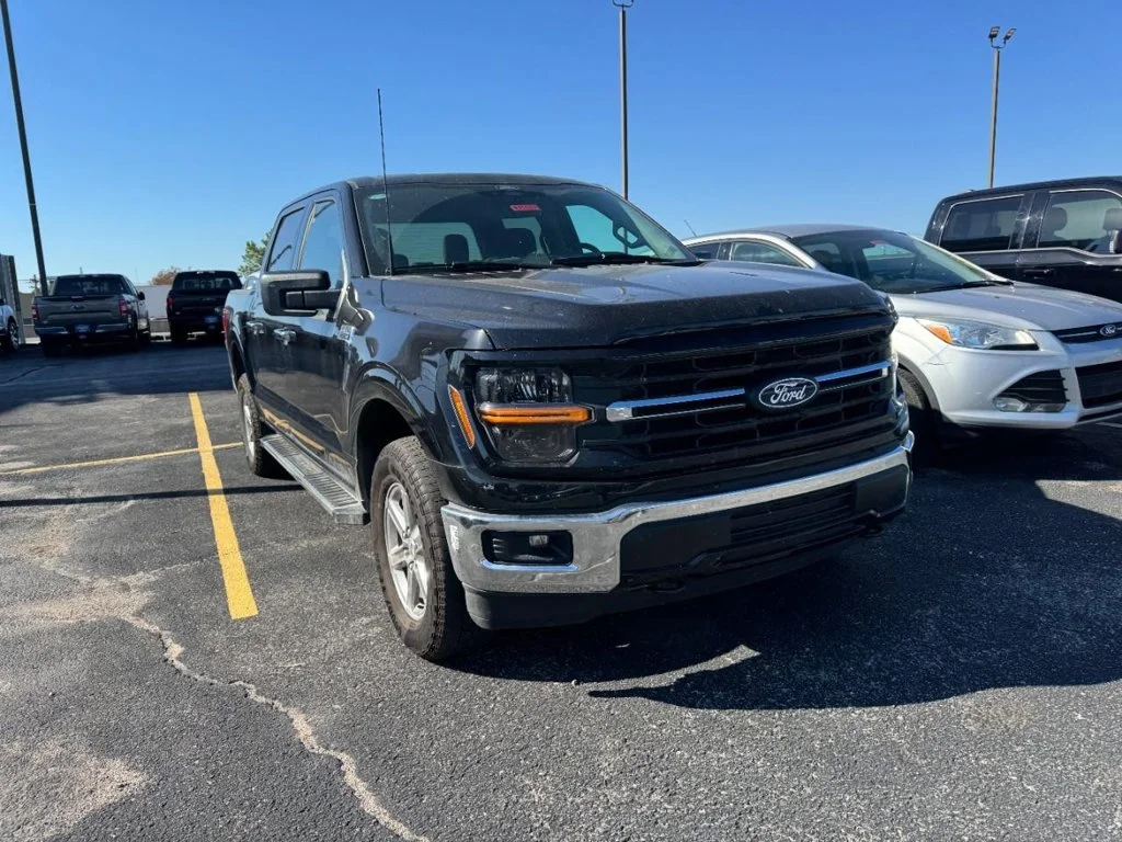 Used 2025 Agate Black Metallic Ford XLT image 3