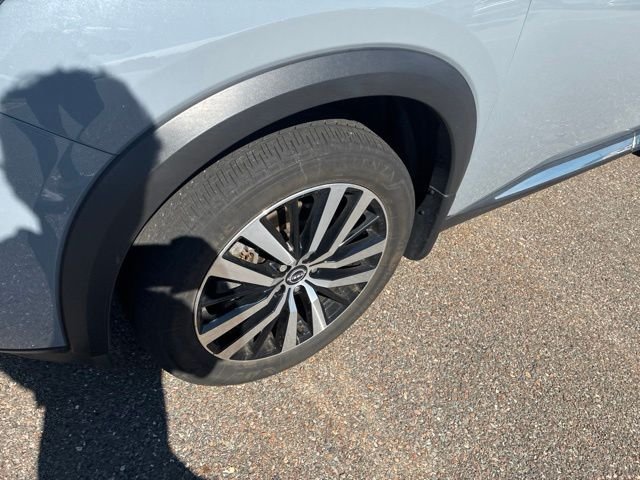Used 2023 Gray Nissan Platinum image 9