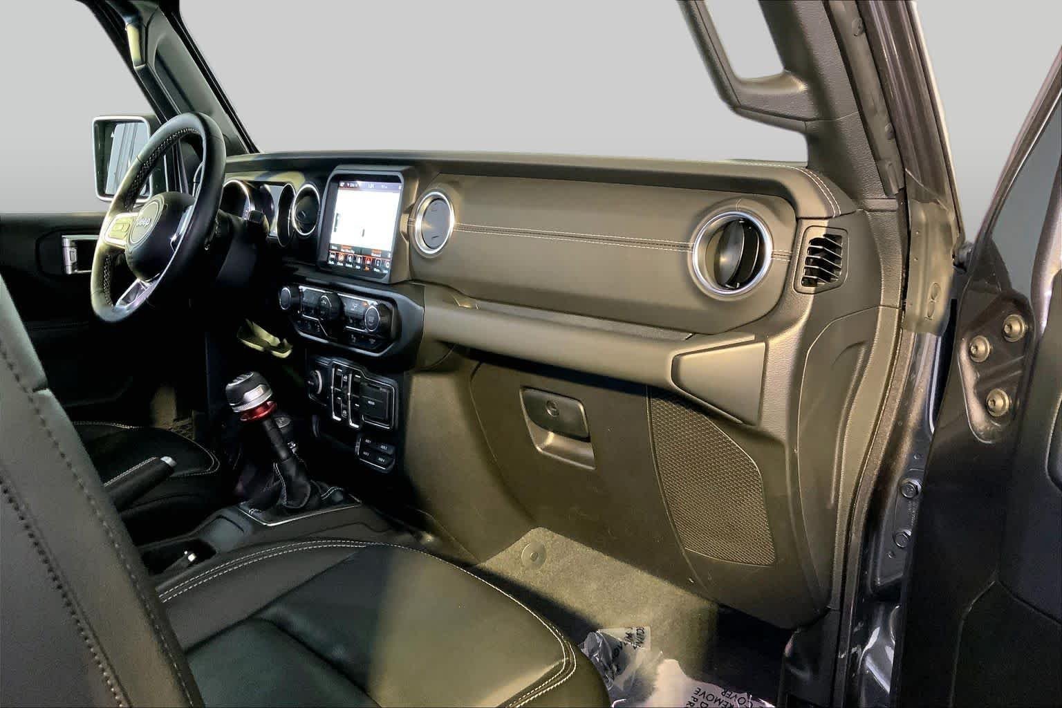 Used 2022 Granite Crystal Metallic Clearcoat Jeep Unlimited Sahara image 19