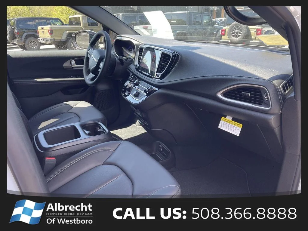 New 2026 Bright White Clear-Coat Exterior Paint Chrysler Select image 16