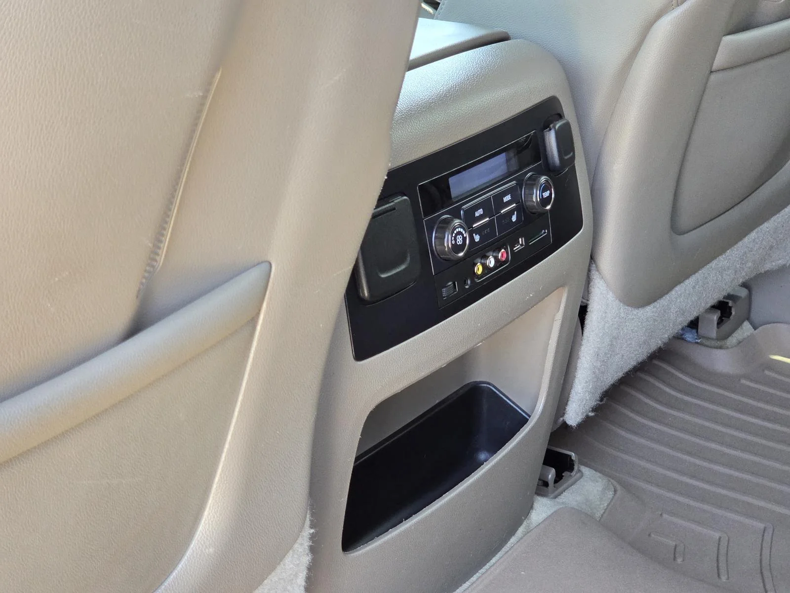 Used 2015 CHAMPAGNE SILVER METALLIC GMC SLT image 36