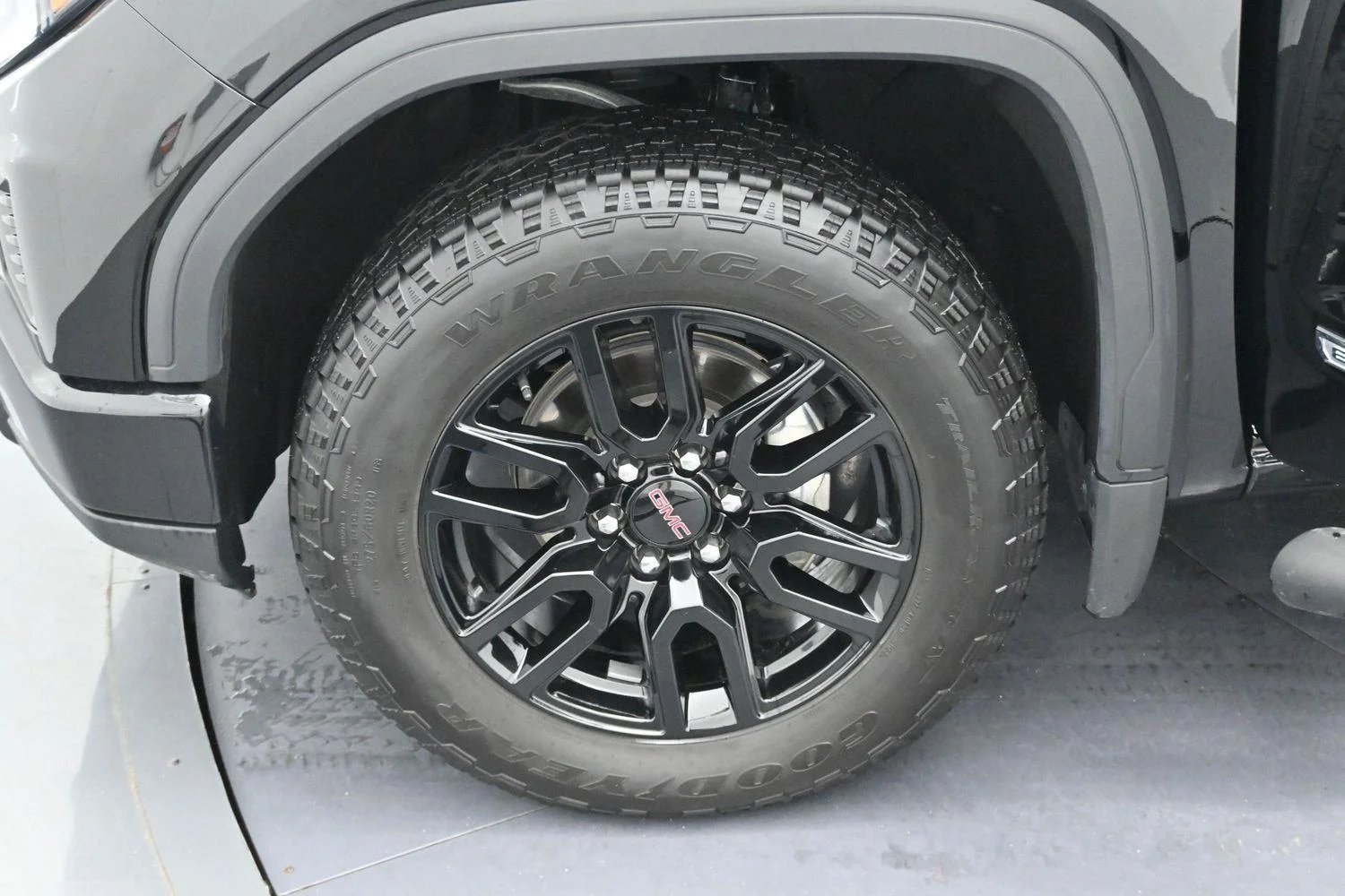 Used 2025 Onyx Black GMC Elevation image 32