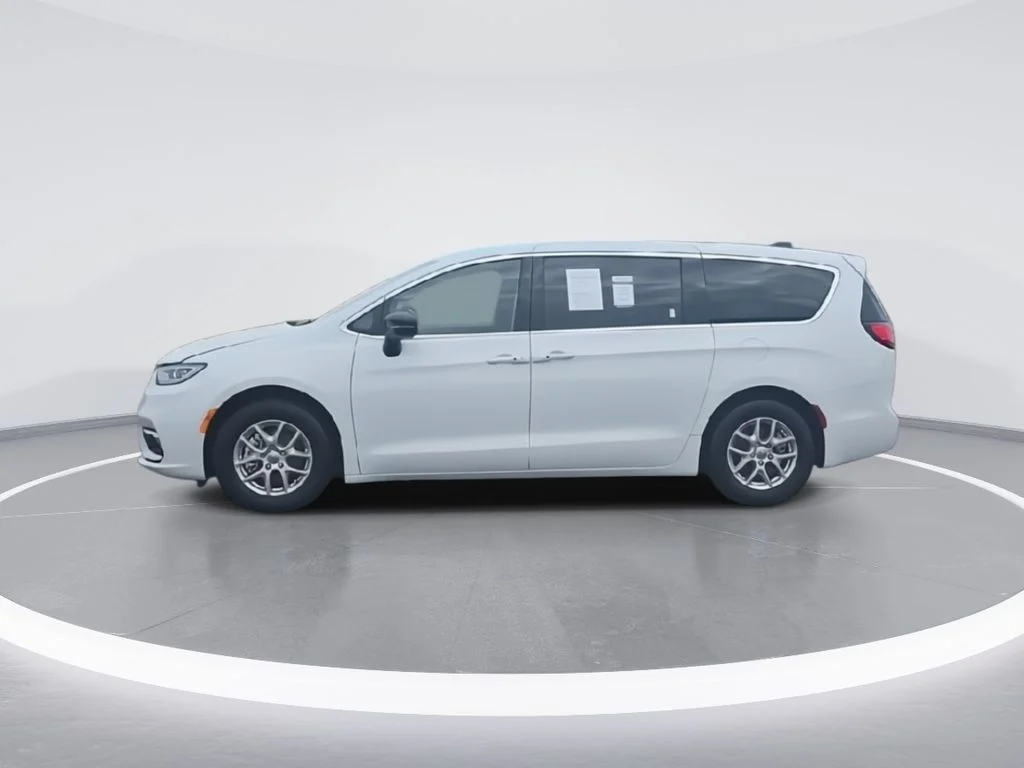 Used 2024 White Chrysler Touring L image 5