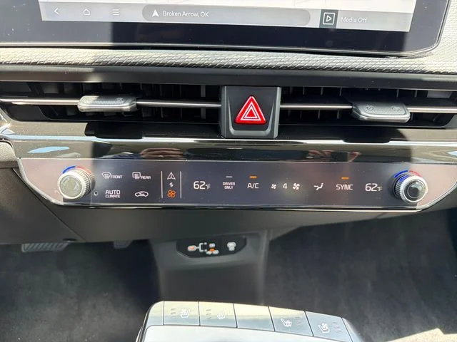 New 2026 Glacial White Pearl Kia WIND image 14