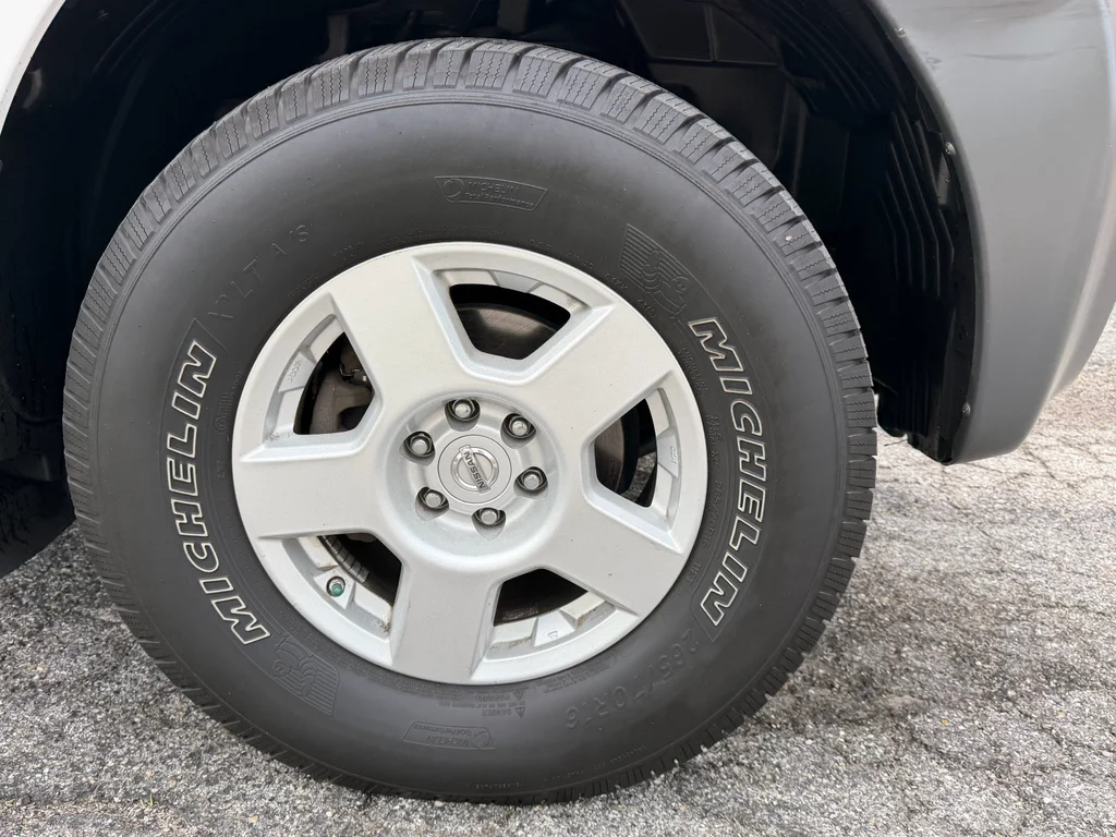 Used 2007 Avalanche Nissan S image 9