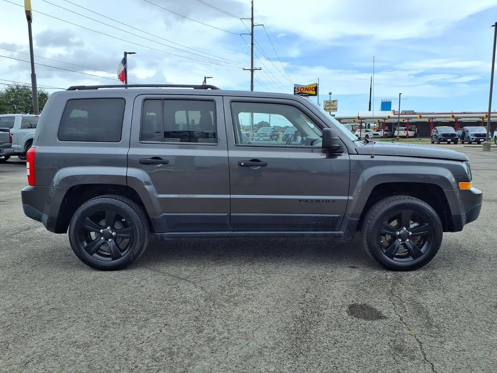 Used 2014 Gray Jeep Sport image 18