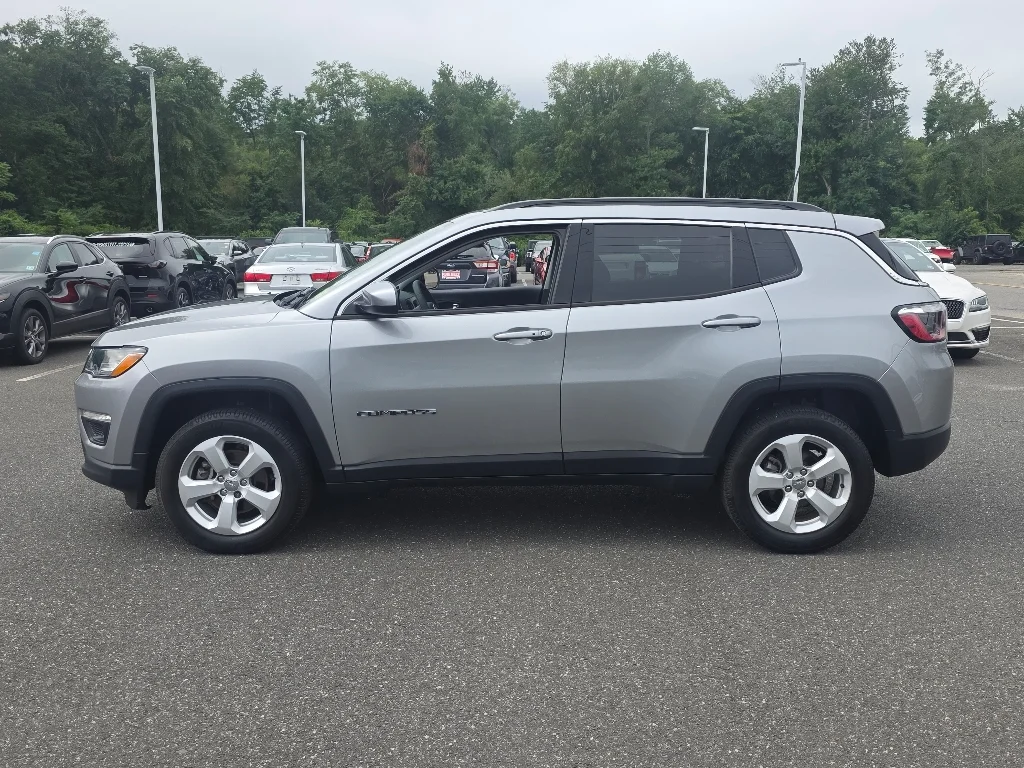 Used 2021 Billet Silver Metallic Clear Coat Jeep Latitude image 12