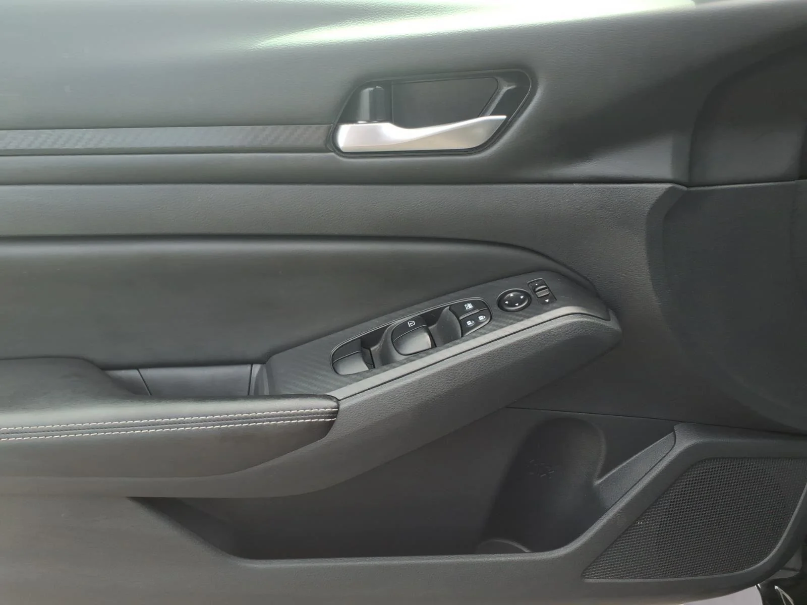 Used 2025 Super Black Nissan SV image 14