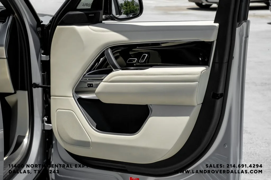 Used 2023 Hakuba Silver Metallic Land Rover SE image 48