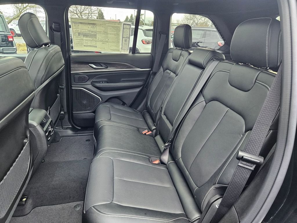 New 2026 Diamond Black Crystal Pearl-Coat Exterior Paint Jeep Limited Reserve image 25
