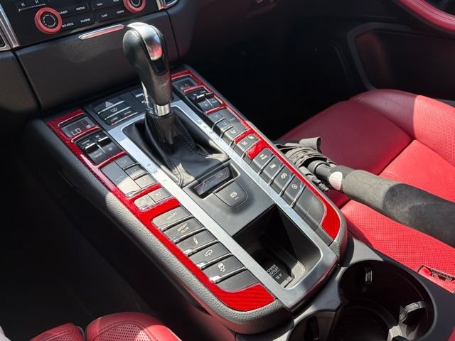 Used 2018  Porsche Base image 8