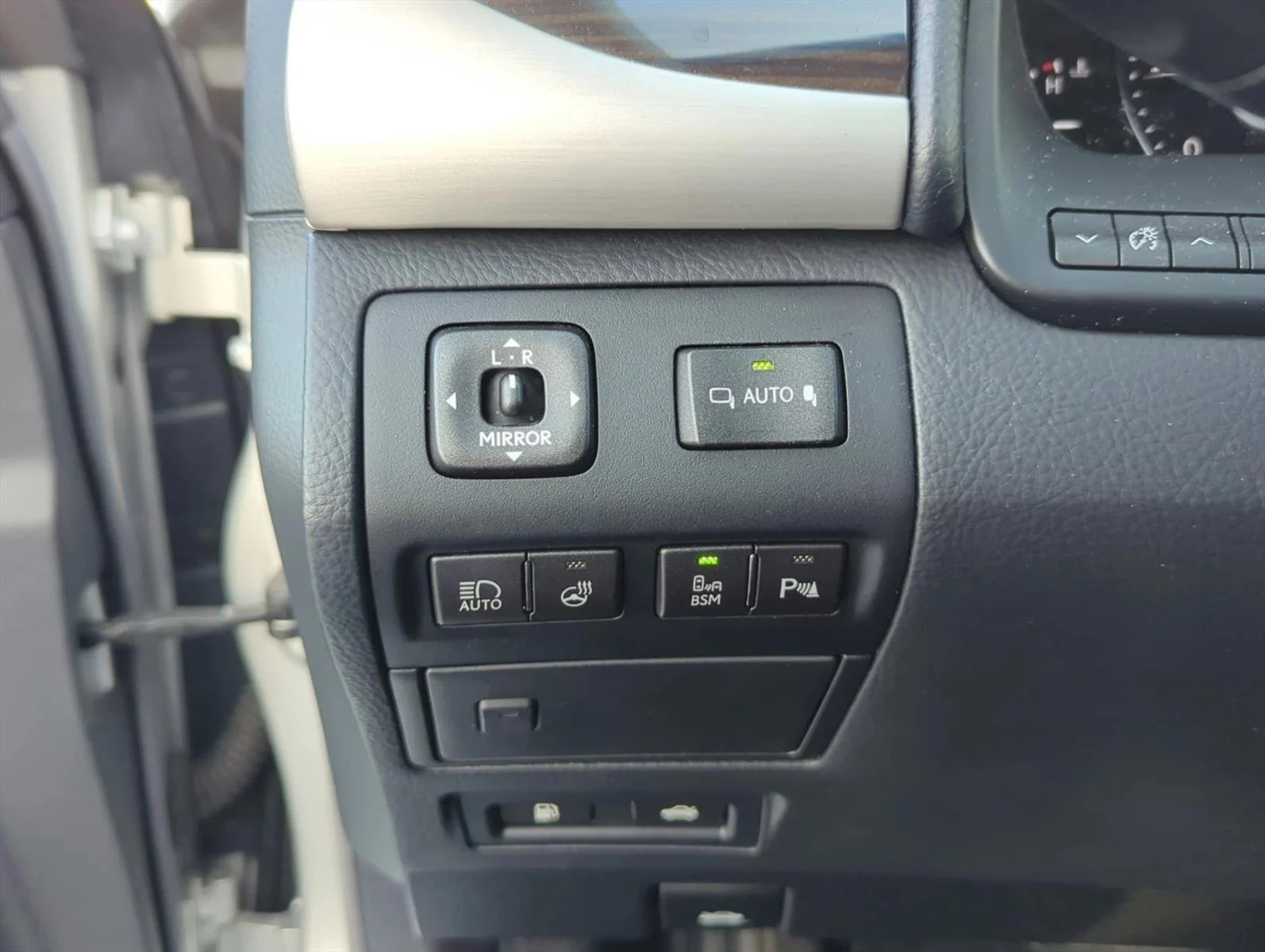 Used 2014 Liquid Platinum Lexus  image 14