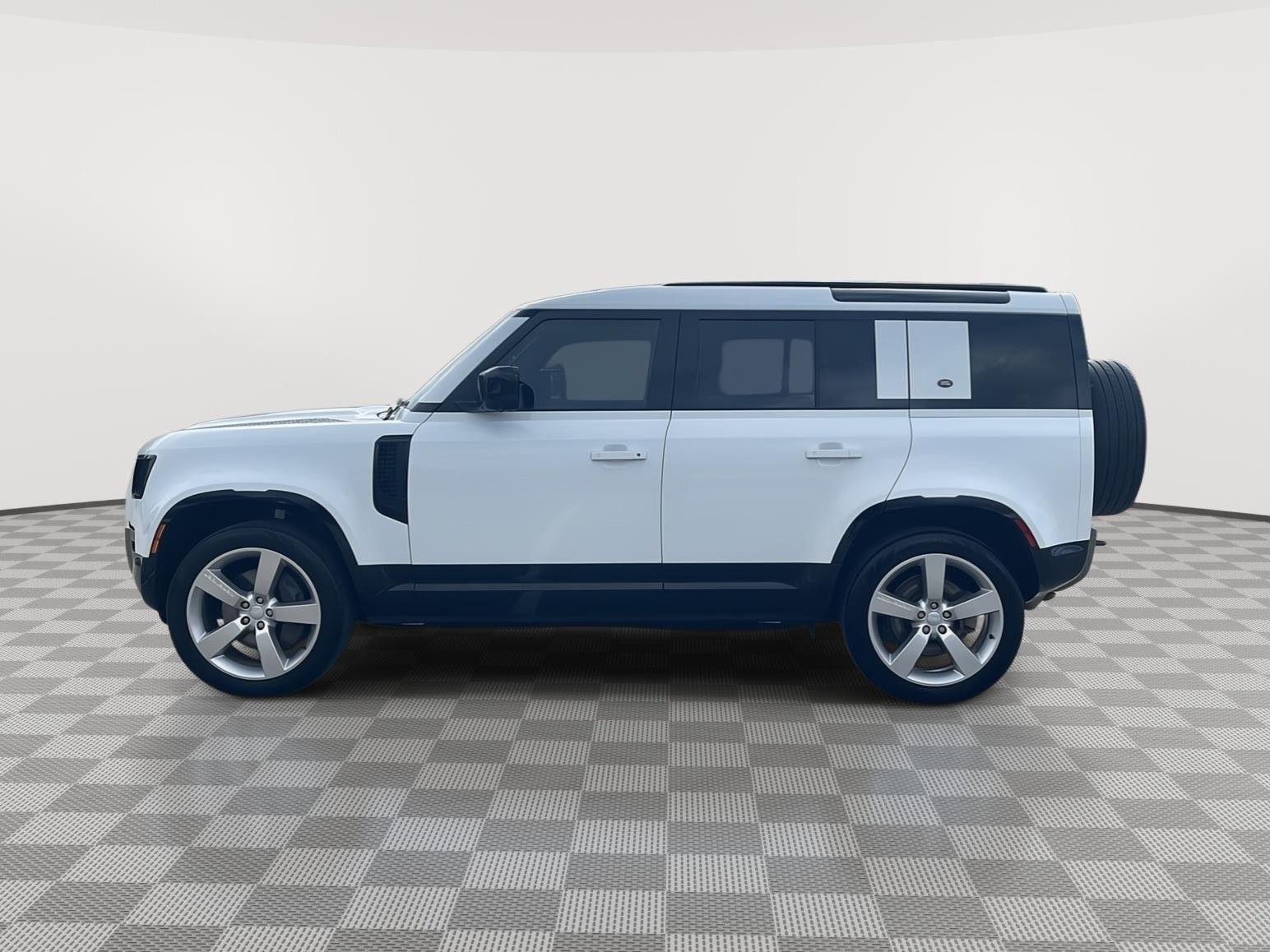 Used 2024 Fuji White Land Rover X-Dynamic SE image 9