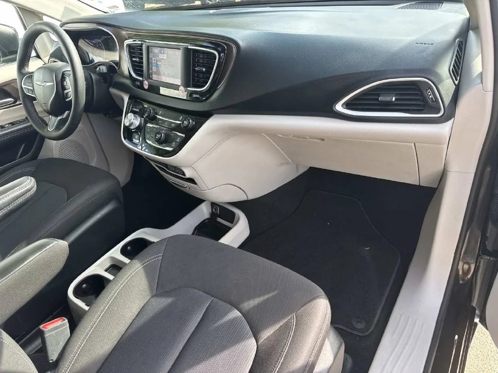 Used 2023 Black Chrysler LX image 19