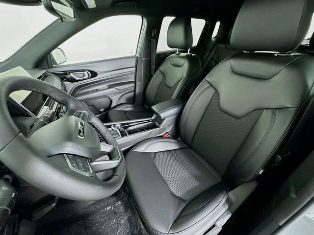 New 2026 Silver Zynith Metallic Clearcoat Jeep Latitude image 20