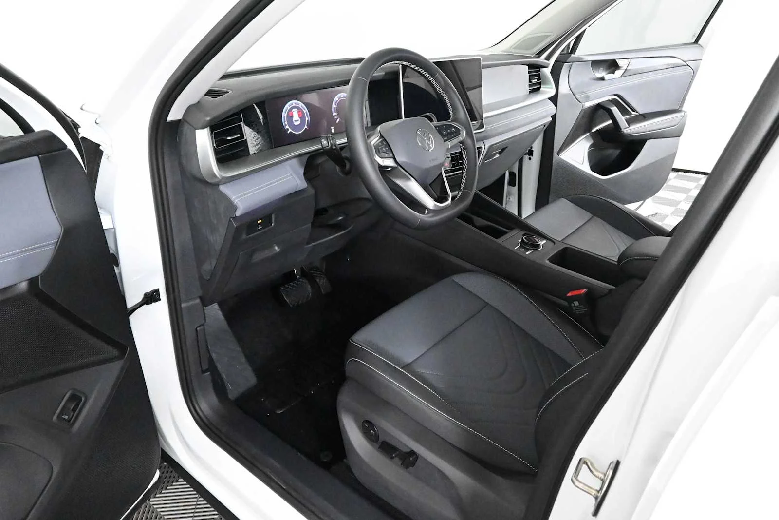 New 2026 Pure White Volkswagen SE image 18