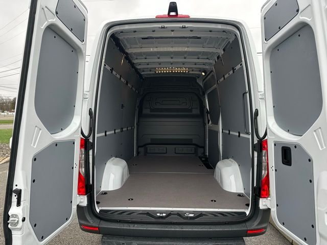 New 2026 Arctic White Mercedes-Benz Cargo 144 WB image 32