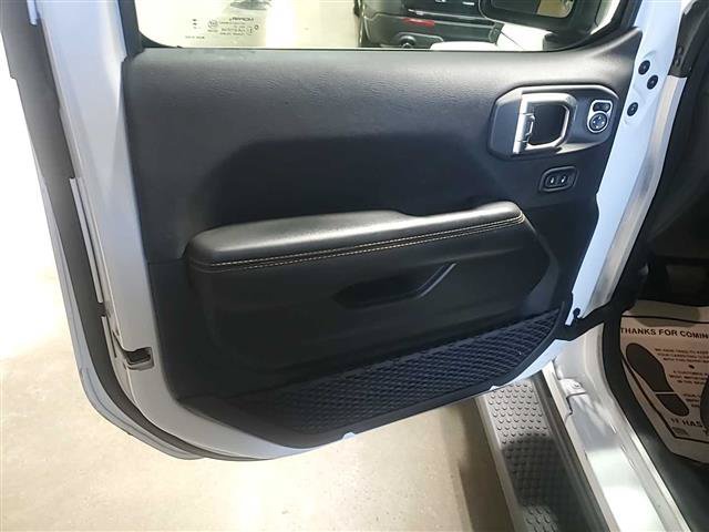 Used 2025 White Jeep Sahara image 19