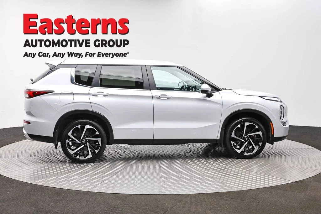 Used 2024 White Mitsubishi SE image 4