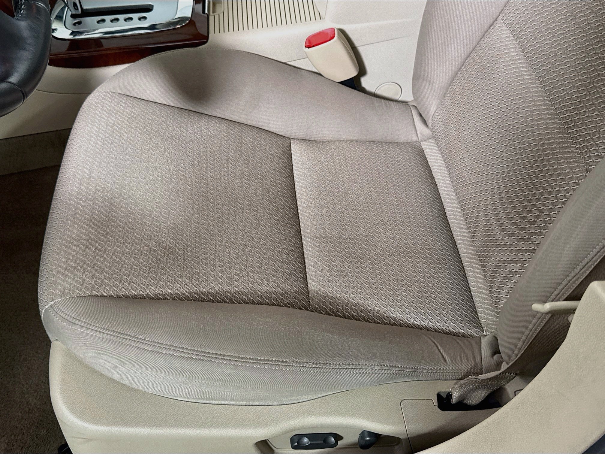 Used 2009 Polar White Saturn XE image 18
