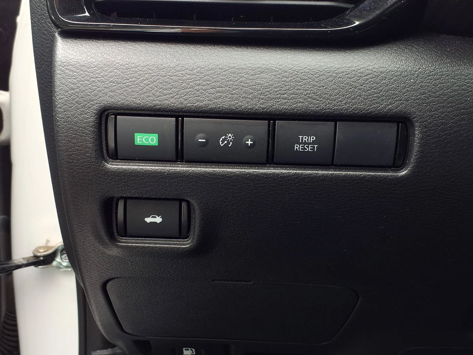 Used 2024 Aspen White Tricoat Nissan SV image 18