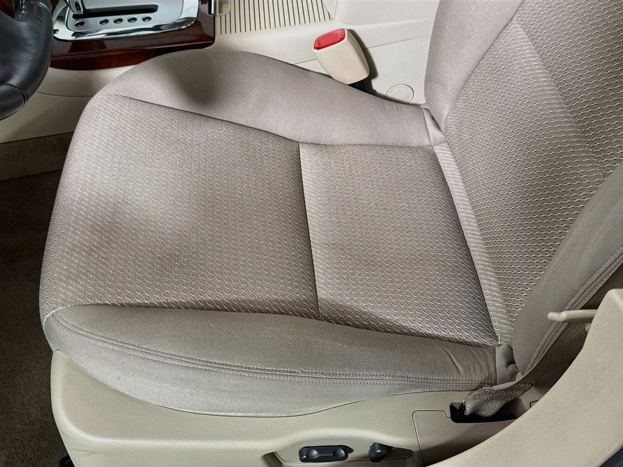 Used 2009 Polar White Saturn XE image 18