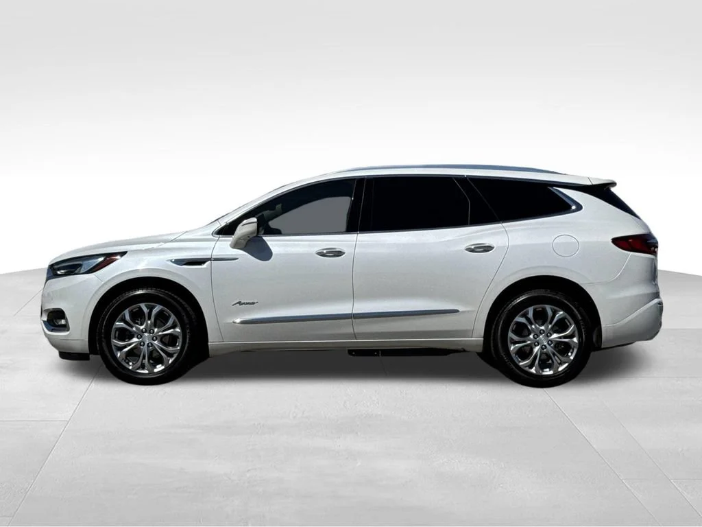 Used 2021 WHITE FROST TRICOAT Buick Avenir image 2
