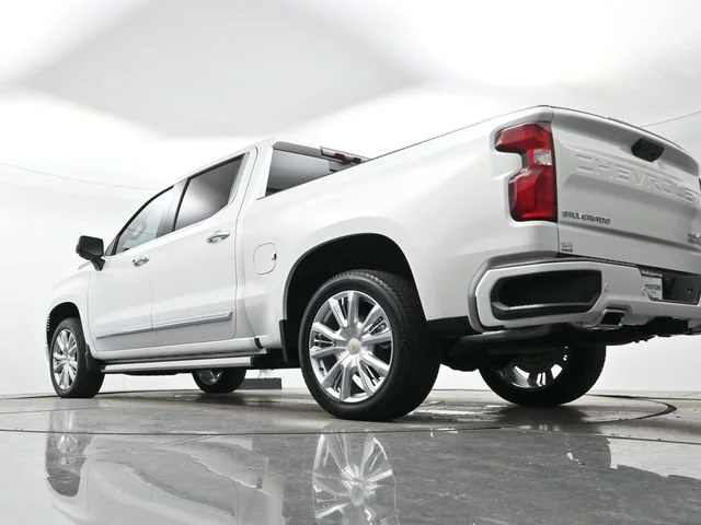 Used 2025 Iridescent Pearl Tricoat Chevrolet High Country image 26