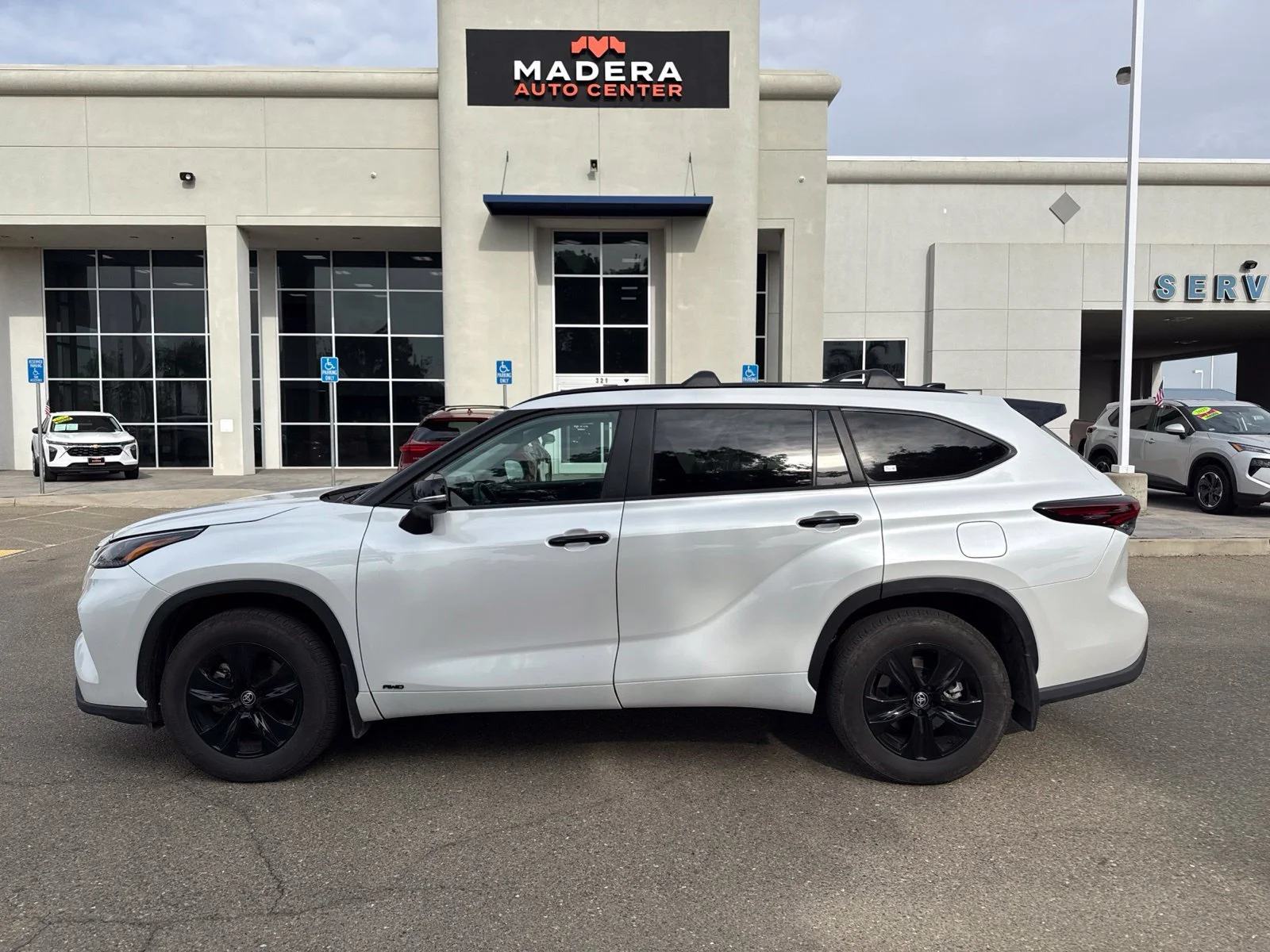 Used 2025  Toyota Hybrid XLE image 9