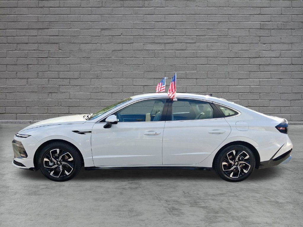 Used 2024 White Hyundai SEL image 4