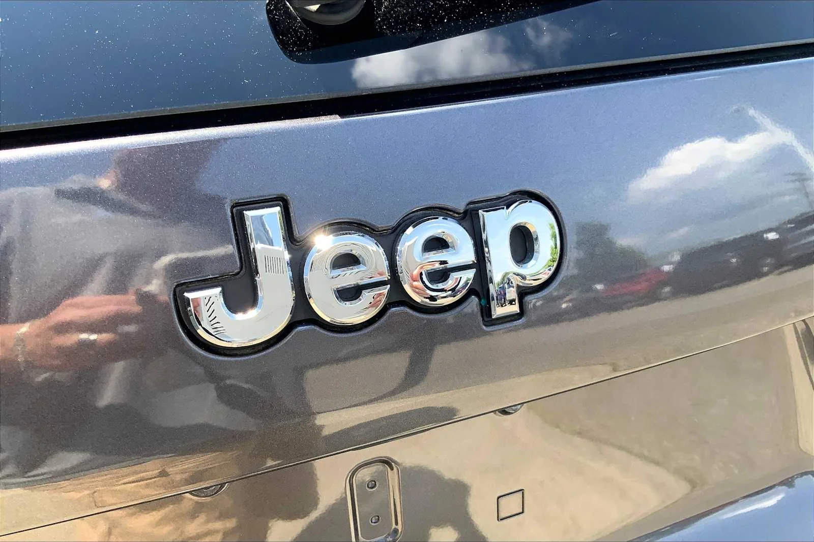 Used 2020 Granite Crystal Metallic Clearcoat Jeep Latitude Plus image 32