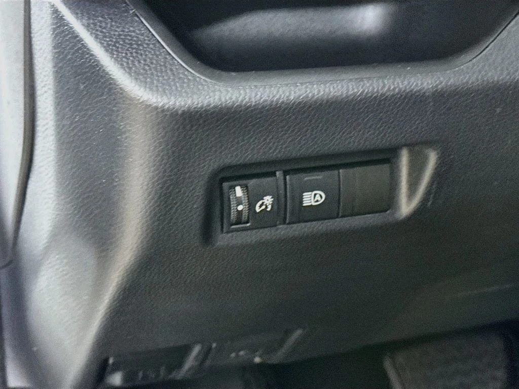 Used 2020 White Toyota LE image 10